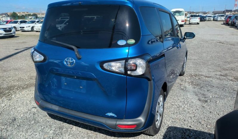 
								Toyota Sienta 2017 full									