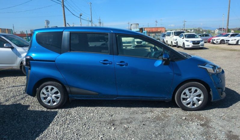 
								Toyota Sienta 2017 full									