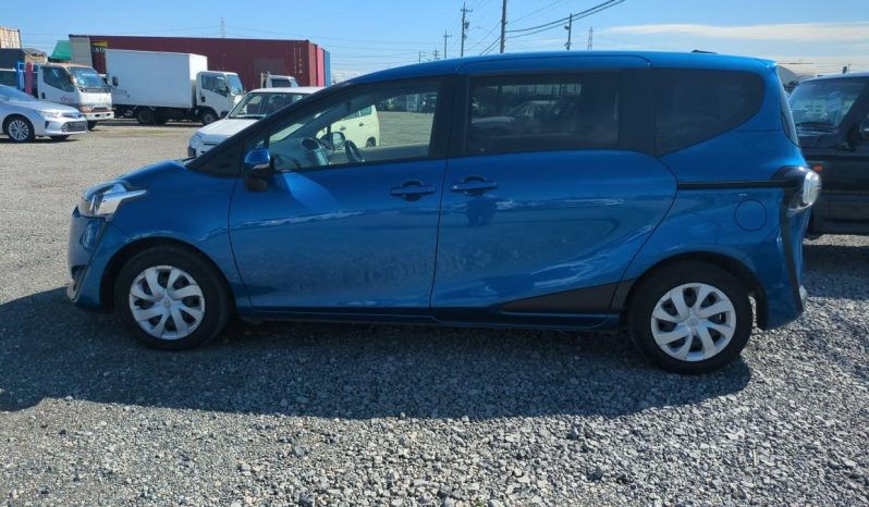 
								Toyota Sienta 2017 full									