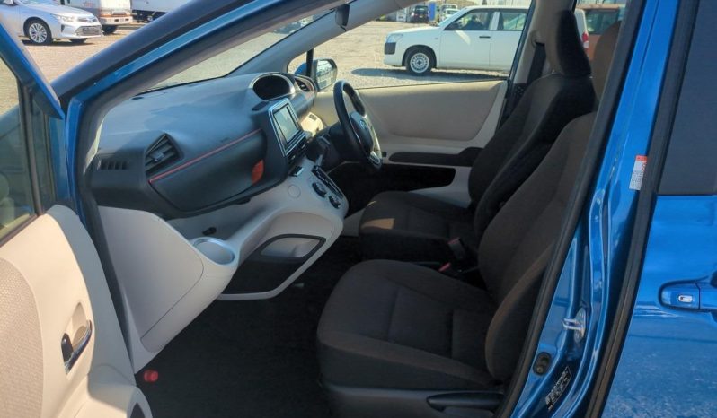 
								Toyota Sienta 2017 full									