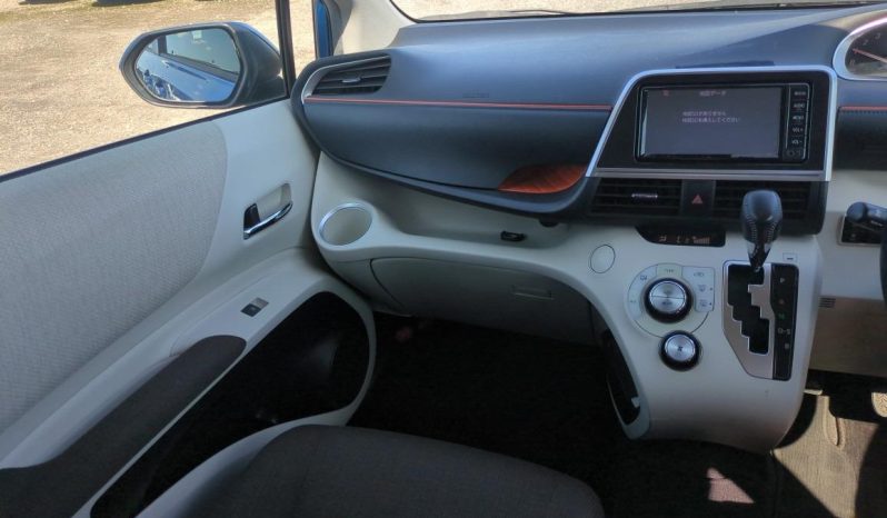 
								Toyota Sienta 2017 full									