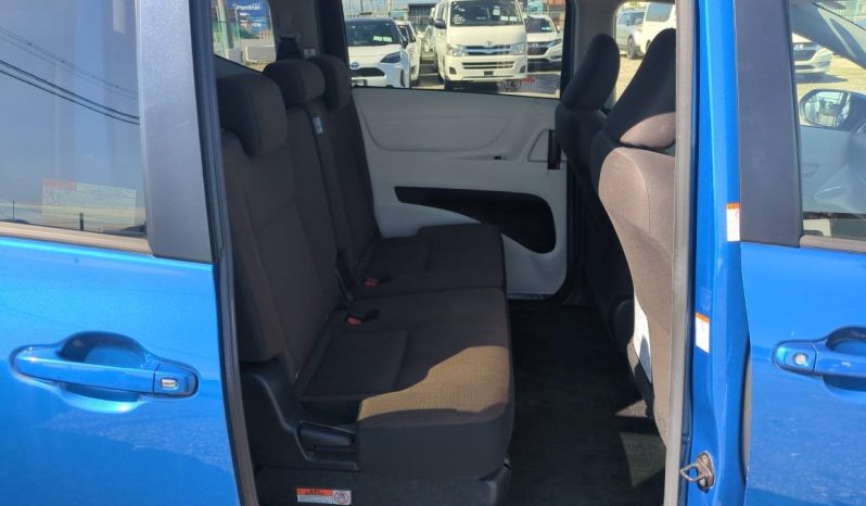 
								Toyota Sienta 2017 full									