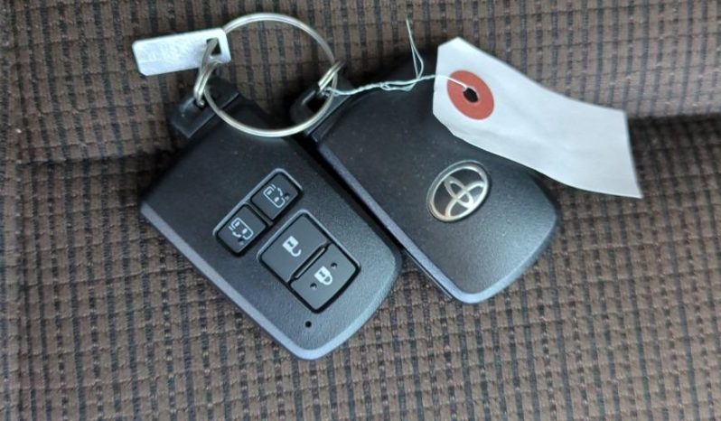 
								Toyota Sienta 2017 full									