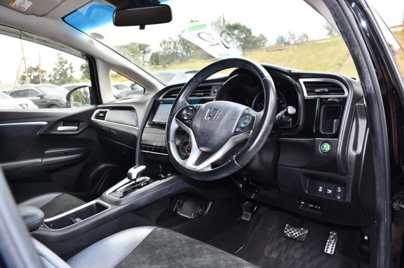 
								Honda Fit Shuttle Hybrid 2019 full									